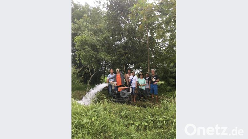 Wasser marsch für die Reisfelder armer Bauern, die bisher ihre Bewässerungsanlagen bei Großgrundbesitzern mieten und bezahlen mussten. Jetzt hat die Projethilfe Dr. Luppa 120 Farmern Pumpen und Leitungen spendiert, so dass sie sich in einer Kooperative gemeinsam selber versorgen, die Ressourcen teilen und doppelt so oft im Jahr ansäen und ernten können. Bild: privat