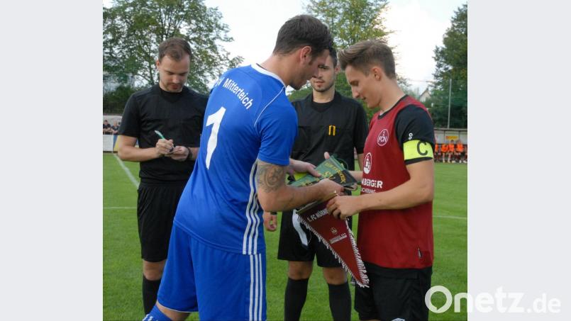 Wimpeltausch der Kapitäne: Fabian Scharnagl (vorne links) vom SV Mitterteich und Dennis Lippert (rechts) vom 1. FC Nürnberg II. Bild: gb