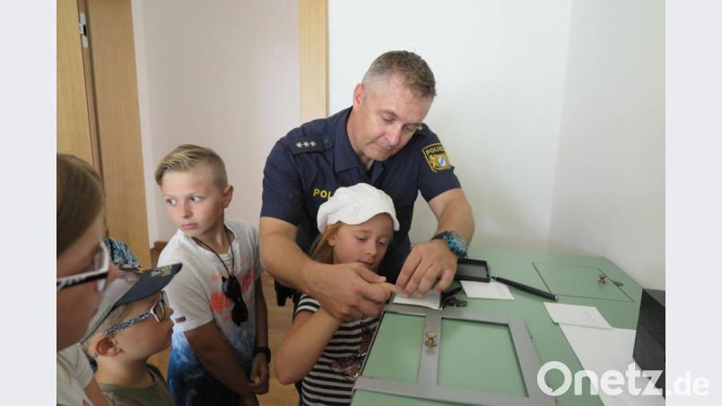 Polizeihauptkommissar Thorsten Filbinger zeigte den Kindern, wie bei der Polizei Fingerabdrücke genommen werden. Bild: jzk