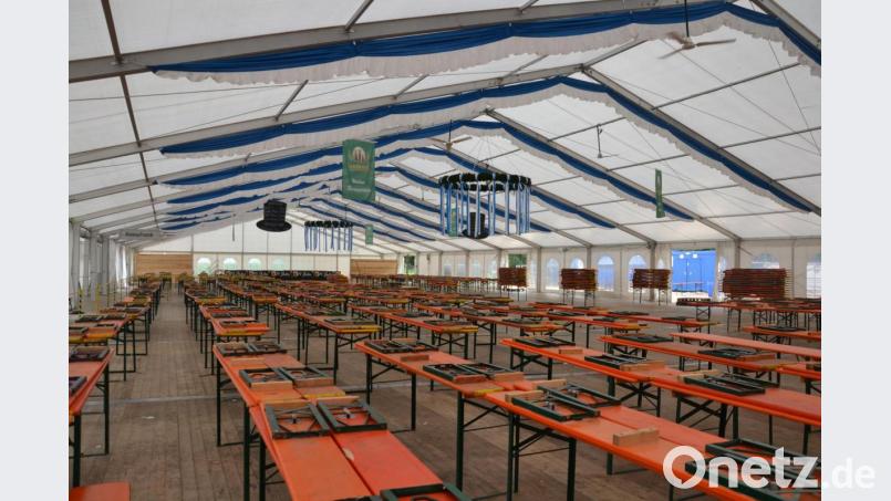 Bis Dienstag in der Früh um 2 Uhr noch Partyzone, jetzt Arbeitsbereich der Helfer. Auf dem Festgelände in Oberndorf ist wieder Ruhe eingekehrt. Heute bauen die Burschen vom Cylinderclub noch den Rest ab, dann verschwindet auch das riesige Zelt. Bild: ens