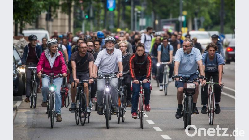 Ein große Gruppe Radfahrer fährt gemeinsam entlang einer Straße am Rande der Innenstadt. Sie sind Teil der Aktion &quot;Critical Mass&quot; (Kritische Masse), die es so in vielen Städten der Welt gibt. Eine größere Gruppe Radfahrer, die sich scheinbar zufällig treffen und ein paar Stunden gemeinsam durch die Stadt rollen. Sie wollen auf ihre Rolle als Verkehrsteilnehmer aufmerksam machen und gegen die Dominanz des motorisierten Verkehrs in den Städten protestieren. Bild: Frank Rumpenhorst/dpa