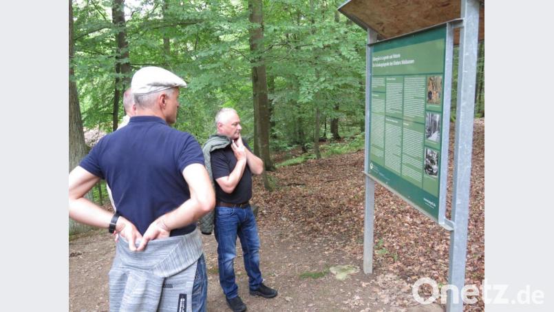 Auf einer Hinweistafel werden umfangreiche Erklärungen zur Gründungsgeschichte veröffentlicht. Bild: ubb