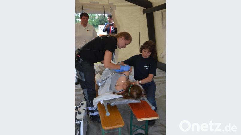 Dr. Gudrun Graf (rechts) demonstriert ihre Arbeit als Notfallmedizinerin. Dem Mangel an Notärzten wollen der Zweckverband für Rettungsdienst und Feuerwehralarmierung, die Integrierte Leitstelle und die Kliniken Nordoberpfalz künftig mit einem Konzept begegnen. Symbolbild: Josef Rosner