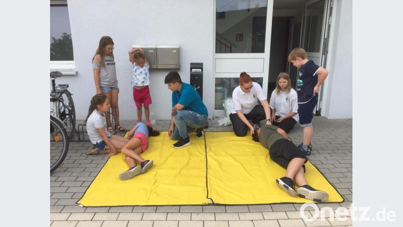 Die Jugendrotkreuzhelfer zeigten den Kindern, wie sie einen Verletzten in die stabile Seitenlage bringen können. Bild: jzk