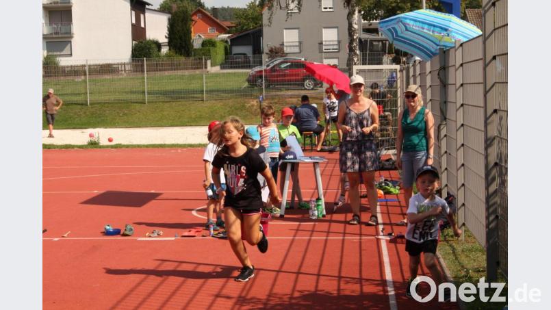 Obwohl es heiß war, meistern die Kinder bei der Dorfolympiade im Ferienprogramm mit Bravour die gestellten Aufgaben und Spiele. Bild: zer