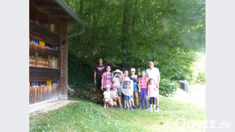 Für die Kinder war der Besuch im Bienenhaus ein echtes Erlebnis. Bild: fm