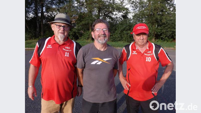 Helmut Porsch, Otto Ackermann und Dieter Niewolik (von links) können stolz auf ihren Erfolg bei der Bayerischen Meisterschaft im Petanque Triplette sein. Bild: jzk
