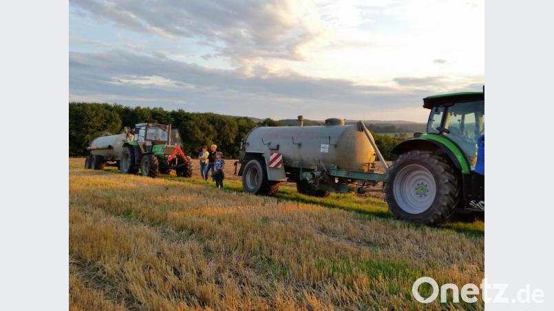 Die Flächenbrand-Übung unterstützten zahlreiche Landwirte der Umgebung. Bild: dob
