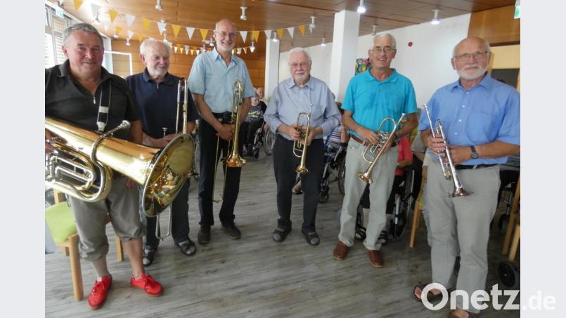 Die Musiker begeistern die Sindersberger-Senioren mit dem Bläserkonzert. Bild: exb