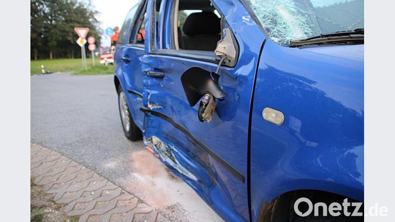 Bei Deining hat ein Autofahrer ein Motorrad übersehen. Es kam zum Zusammenstoß. Bild: jma