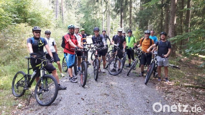 Vierzehn Fahrer machen sich bei der „Kirwa-Radltour“ auf den Weg, um sieben prägnante Berge in der Region zu befahren. Bild: edo