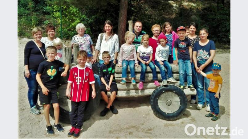 Nur kurz sitzen und stehen die Kinder still fürs Foto. Danach geht es weiter beim Toben im riesigen Sandkasten Monte Kaolino in Hirschau. Bild: jml