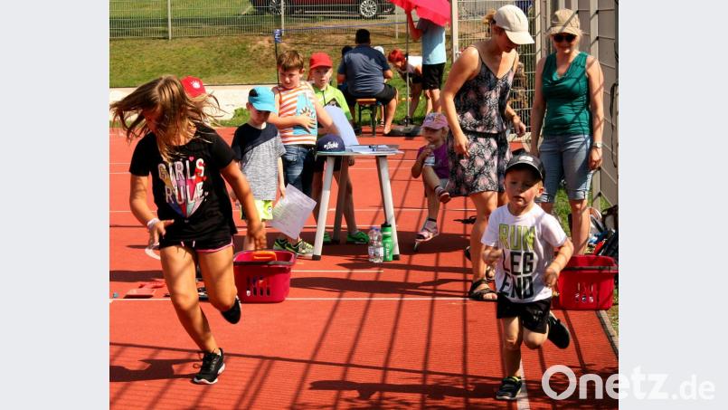 Obwohl es heiß war, meistern die Kinder bei der Dorfolympiade im Ferienprogramm mit Bravour die gestellten Aufgaben und Spiele. Bild: zer