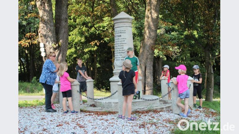 Die Kinder spielen &quot;Bäumchen wechsle dich&quot; rund um die Böttgersäule. Bild: Susanne Forster