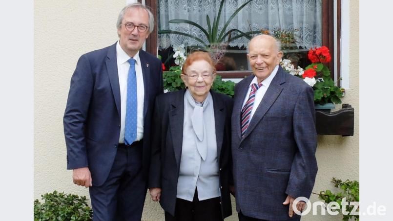 Bürgermeister Franz Mädler gratulierte dem Jubelpaar Ursula und Rudolf Frenzel (von links) zum 65. Hochzeitstag. Bild: ua