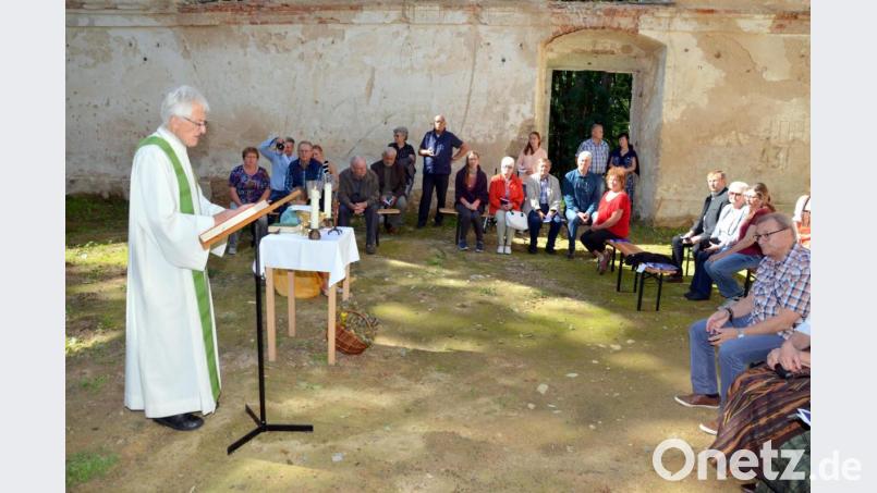 Pfarrer Georg Hartl (links) feiert den Segensgottesdienst in der Kirchenruine. Bild: fjo