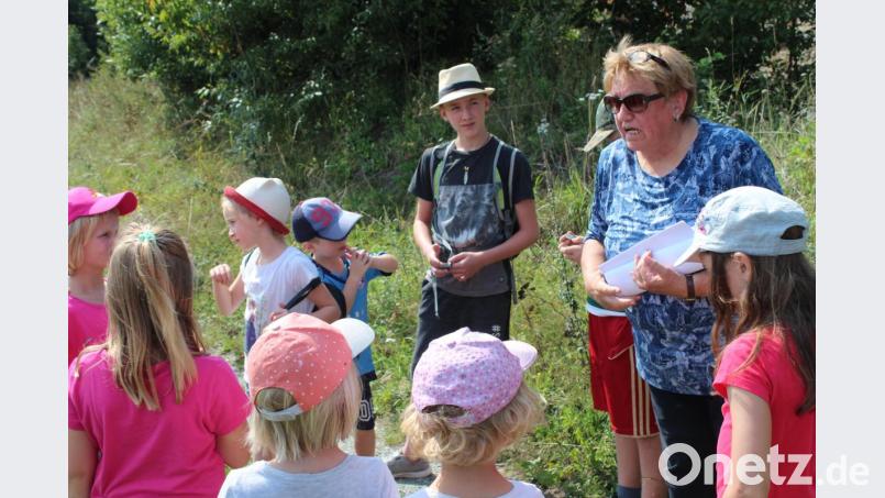 Ingrid Leser erzählt den Kindern vom &quot;verschwundenen Dorf&quot; Paulusbrunn. Bild: Susanne Forster