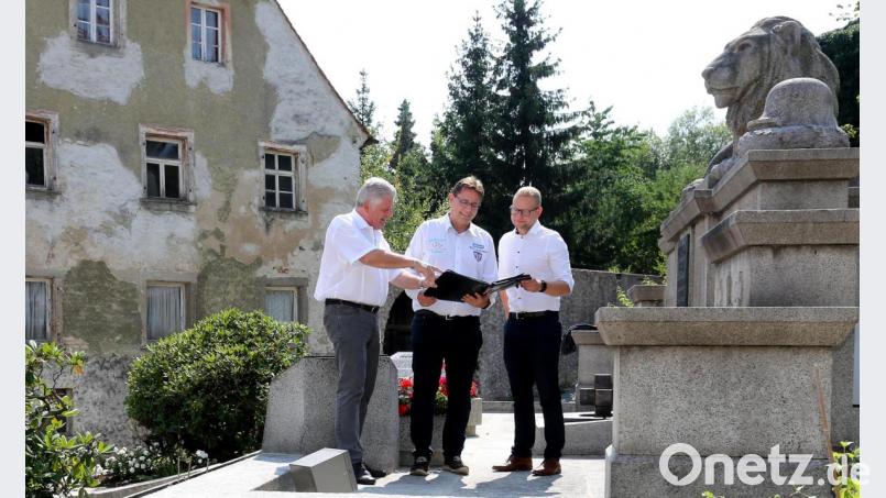 Bürgermeister Günter Stich, sein Stellvertreter Bürgermeister Oliver Mutterer und Geschäftsführer Stefan Bäuml (von links) ziehen eine Zwischenbilanz zur Renovierung des Kriegerdenkmals. Bild: mef