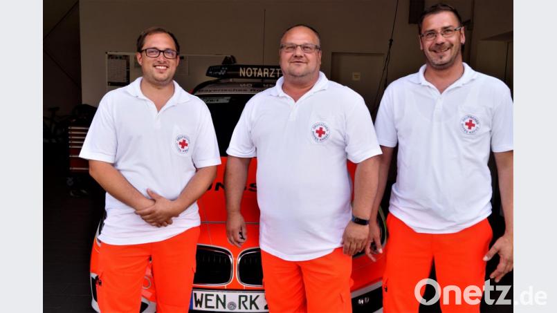 Wachleiter Tino Unbehaun (Mitte) mit seinem neuen Vertreter Peter Zibell (rechts) und dem scheidenden stellvertretenden Wachleiter, Stephan Krauß (links). Dieser wechselt nun zur Integrierten Rettungsleitstelle in Weiden. Bild: arw