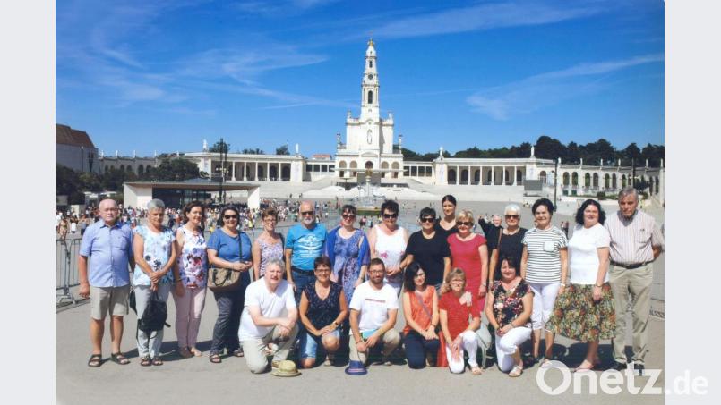 Die Pilgergruppe in Fatima. Die geistliche Leitung hatten Diakon Janusz Szubartowicz (kniend links) und den polnischen Geistlichen Pater Rafal Burnicki (kniend Dritter von links) übernommen. Bild: fvo