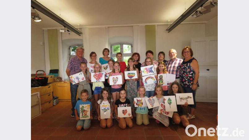 Zur Erinnerung an den schönen Kunstnachmittag stellten sich die Kinder mit den Künstlern am Ende zu einem Gruppenfoto zusammen. Bild: ubb