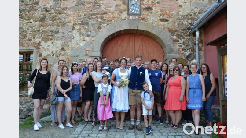 Viele Glückwünsche hatte das Brautpaar Stefan und Eveline Seidl, geborene Rupprecht (Mitte) entgegen zu nehmen. Die Brautkinder waren Nichte und Neffe der Braut. Bild: gi