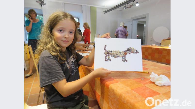 Die zehnjährige Sharon hat einen lustigen Dackel aus Knöpfen auf den Karton geklebt. Bild: ubb