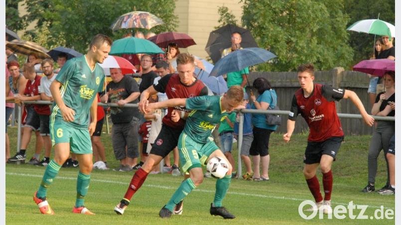 Während der ersten 45 Minuten regnete es in Mitterteich heftig: Den Stiftländern Mauricio Göhlert (links) und Sebastian Bilz (Dritter von links) machte dies nichts aus und sie wehrten sich gegen die U21 des 1. FC Nürnberg nach Kräften. Am Ende setzten sich Tobias Stoßberger (Zweiter von links) und Linus Rosenlöcher doch noch mit 5:1 durch. Bild: gb