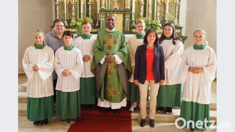 Pater Ravi mit Marianne Hanamann (rechts), Mesnerin Linsmeier und den Ministranten nach dem Gottesdienst. Bild: mmj