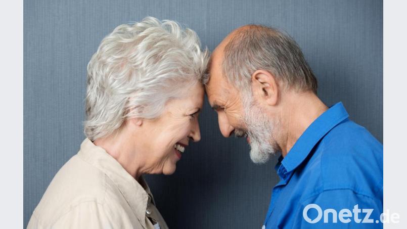 Gerade ältere Menschen, geschieden oder verwitwet, wenden sich oft an Reinhold Lang. Symbolbild:  contrastwerkstatt – stock.adobe.com