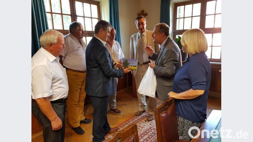 Die beiden Bürgermeister Václav Votava (Zweiter von rechts) und Andreas Wutzlhofer (Dritter von links) tauschen Geschenke aus. Bild: ck