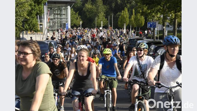 Start der 1. Amberger Critical Mass am ACC. Am Ende waren es rund 500 Radler, die rund um den Altstadtring fuhren. Bild: Petra Hartl