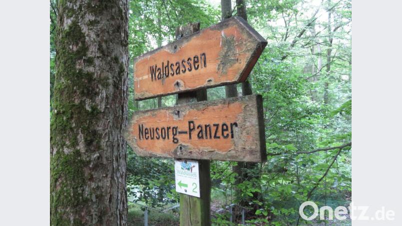 Hölzerne Hinweistafeln weisen den Wanderern und Spaziergängern den Weg. Bild: ubb