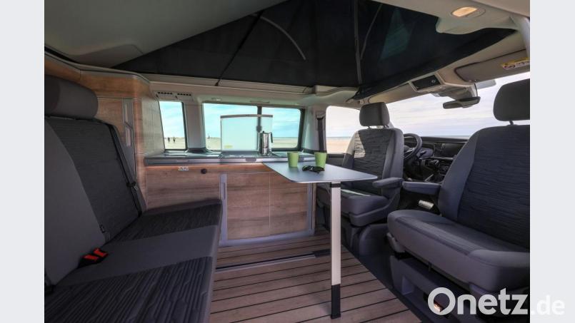 Unter den Reisemobilen gilt der VW California als Multitool. Auf dem Caravan-Salon in Düsseldorf feiert die Version 6.1 Weltpremiere. Bild: VW Nutzfahrzeuge