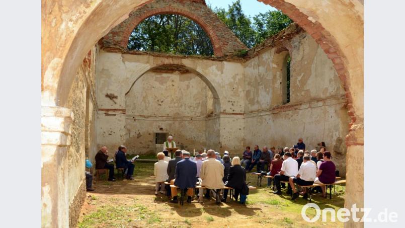 Zum Neuhäusler Treffen wagen sich die Ehemaligen zum ersten Mal in die Kirchenruine, wo Pfarrer Georg Hartl einen Segensgottesdienst feiert. Bild: fjo