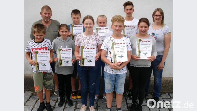 Mit Urkunden belohnt werden die Teilnehmer am Schnupperschießen von Tell Vilseck, hier zusammen mit Jugendleiterin Katrin Specht (hintere Reihe, rechts) und ihrem Stellvertreter Günter Engelhardt (hintere Reihe, links). Besonders freuen sich die beiden Siegerin Carina Polt (vordere Reihe, Zweite von rechts) und Jonas Dotzler (hintere Reihe, Zweiter von rechts). Bild: smr