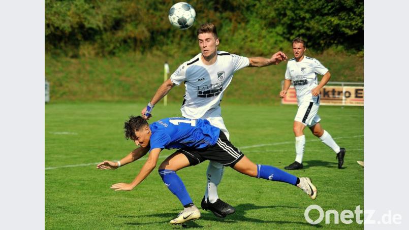 Vincent Schweiger (vorne) und die SpVgg SV Weiden mussten sich in der Vorwoche mit einem torlosen Remis beim FC Tegernheim zufrieden geben. Bild: Werner Franken