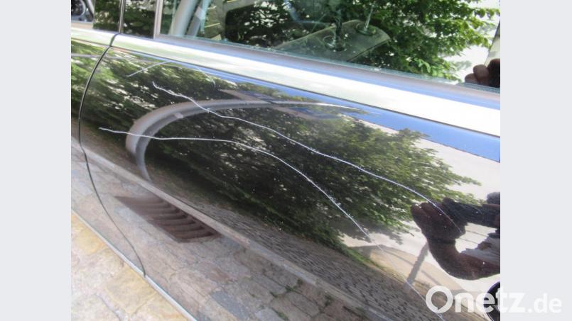 Zwei lange Kratzer in der Autotür. Bild: Polizei