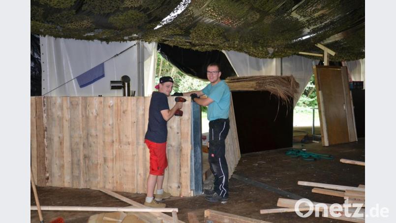 Am Montag waren die Mitglieder des Cylinderclubs noch mit dem Ausschank beschäftigt. Jetzt haben sie beim Abbau alle Hände voll zu tun. Bild: ens