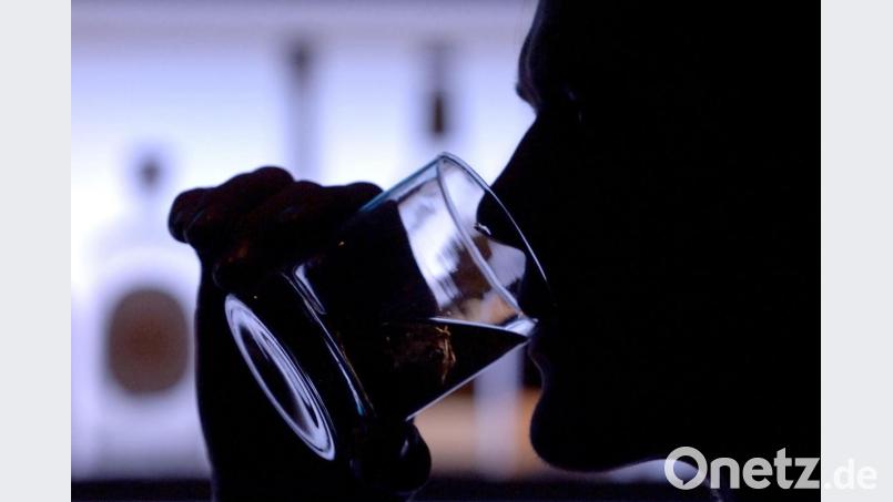 Nach dem Einbruch in ein Wohnmobil in Nürnberg hat ein 42-Jähriger einer Flasche Whiskey nicht widerstehen können. Bild: Klaus-Dietmar Gabbert/dpa