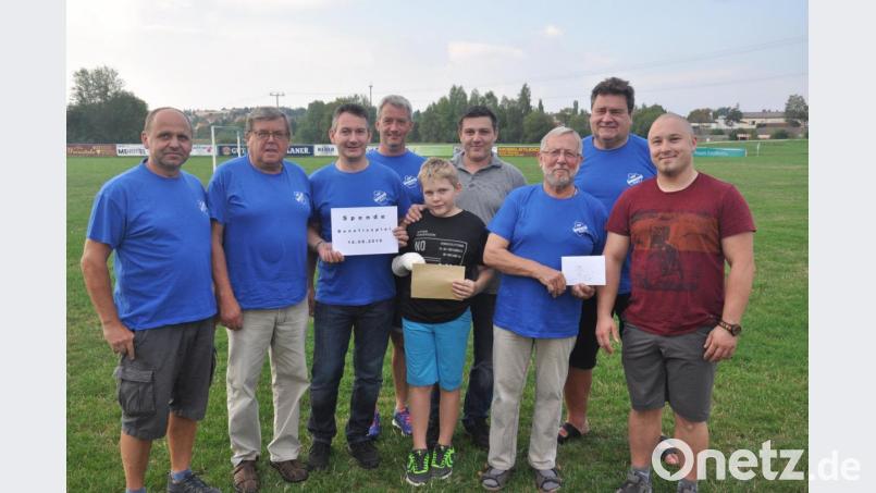 Nach einer ersten Spende nach dem Benefizspiel konnte der FSV auch die Einnahmen aus dem Spiel an die Familie Bauer weitergeben. Mit Spenden, die beim Gartenfest der Alten Herren gesammelt wurden, wurde die Familie Walbrunn unterstützt. Im Bild (von links) Harald Bader, FSV-Vorsitzender Herbert Sladky, Matthias Fräde, Michael Voith, Lukas und Steve Bauer, Dr.Wolfgang Seidl, FSV-Spielleiter Jürgen Rieger und Berti Walbrunn. Bild: ws