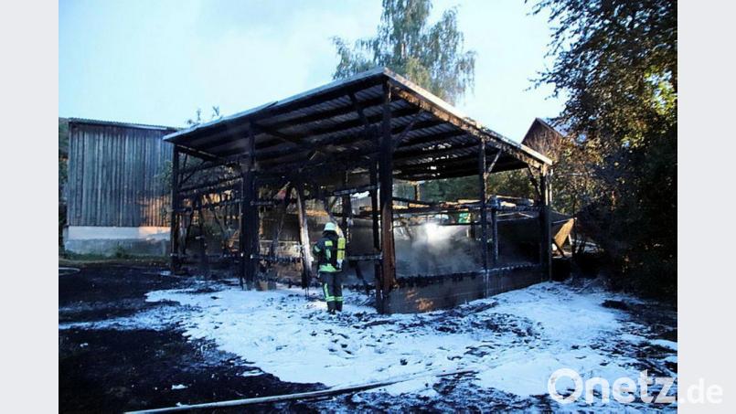 Komplett niedergebrannt ist diese Scheune am 8. Juli in der Pfarräckerstraße. Damals waren mehrere Feuerwehren im Einsatz und verhinderten ein Übergreifen auf benachbarte Häuser. Der Schaden fiel mit fast 50000 Euro dennoch recht hoch aus. Archivbild: jma