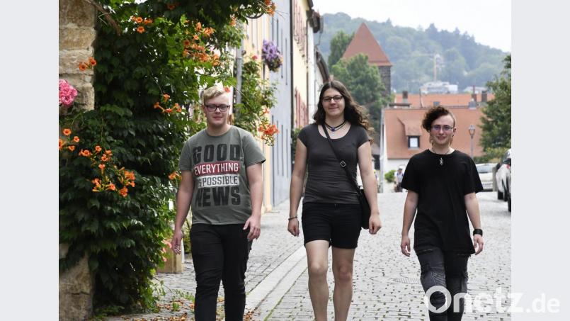 Durch die Fronfest- Richtung Mühlgasse wird – wie hier Phillip, Johanna und Charlie (von links) – der Demonstrationszug zum ersten Amberger Christopher-Street-Day ziehen, den das Trio maßgeblich mit auf die Beine gestellt hat. Bild: Petra Hartl