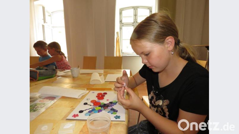 Magdalena ist erst neun Jahre alt. Mit ihrem Schmetterling aus Knöpfen zeigt sie dennoch bereits große Kreativität. Bild: ubb