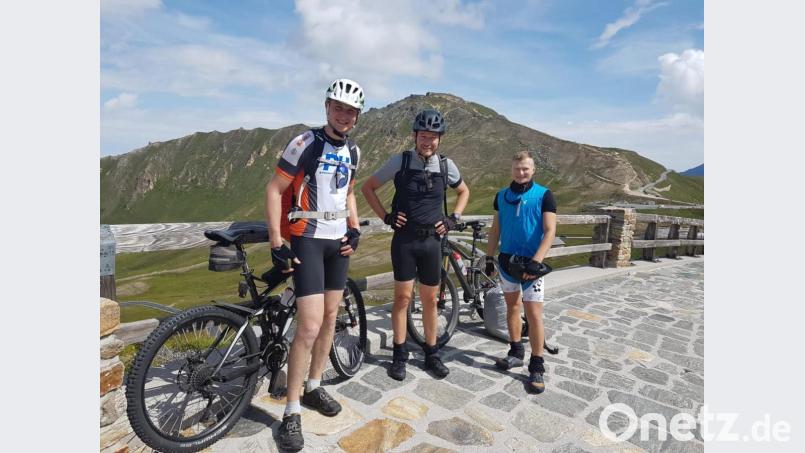 Ihre Anreise zur Karlsbader Hütte absolvierten (von links) Stefan Bauer, Alexander Bauer und Michael Wedlich mit dem Mountainbike. Bild: hä