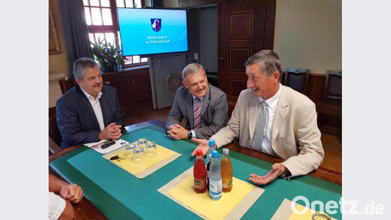 Miroslav Nenutil und Václav Votava stellen sich bei Bürgermeister Andreas Wutzlhofer (von rechts) im Vohenstraußer Rathaus vor. Bild: ck