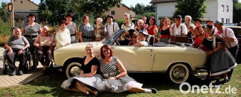 Seinen Höhepunkt fand der Rückblick auf die Zeit der 1950er Jahre beim Treffen an den Oldtimern – hier ein Peugeot 304 – draußen im „Steinwaldblick&quot;-Garten. Bild: wro