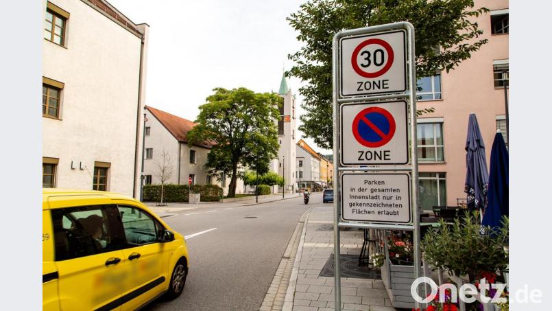 Zuletzt hat der Verkehrsausschuss die Tempo-30-Zone in der Innenstadt erweitert. Auch die Bahnhofstraße (Bild) gehört nun dazu. Nun soll nach einem Antrag der SPD auch das Kreuzbergviertel zur 30er-Zone werden. Bild: Hösamer