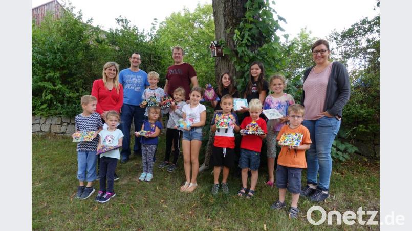 Stolz präsentierten die Kinder nach dem Kurs ihre Mosaikkunstwerke. Organisiert hatten die Ferienaktion die Kinderchor-Leiterinnen Michaela Teubner (links) und Michaela Burger (rechts) in Kooperation mit Ronald Gruber (Zweiter von links). Mit dabei war auch der gemeindliche Jugendbeauftragte Martin Teubner (Dritter von links). Bild: exb