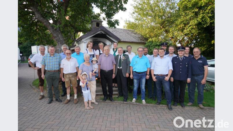Josef Müller (vorne, Mitte) freut sich über die vielen Glückwünsche zum Geburtstag. Bild: fvo
